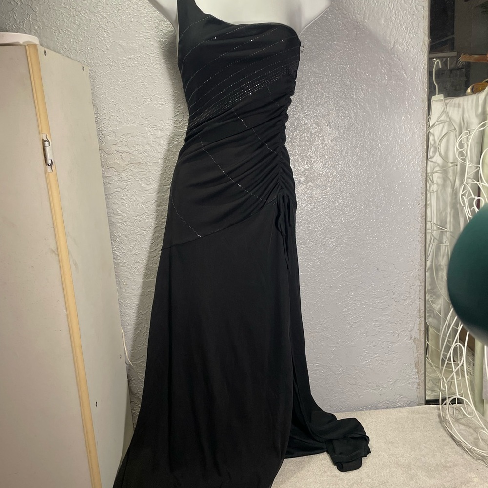 Chic Black One-Shoulder Gown